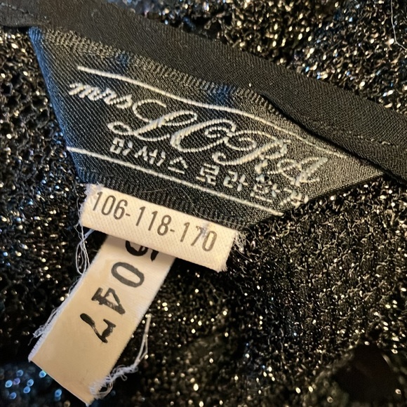 Mrs Lora Women’s Rear-Button Blouse - Picture 4 of 8